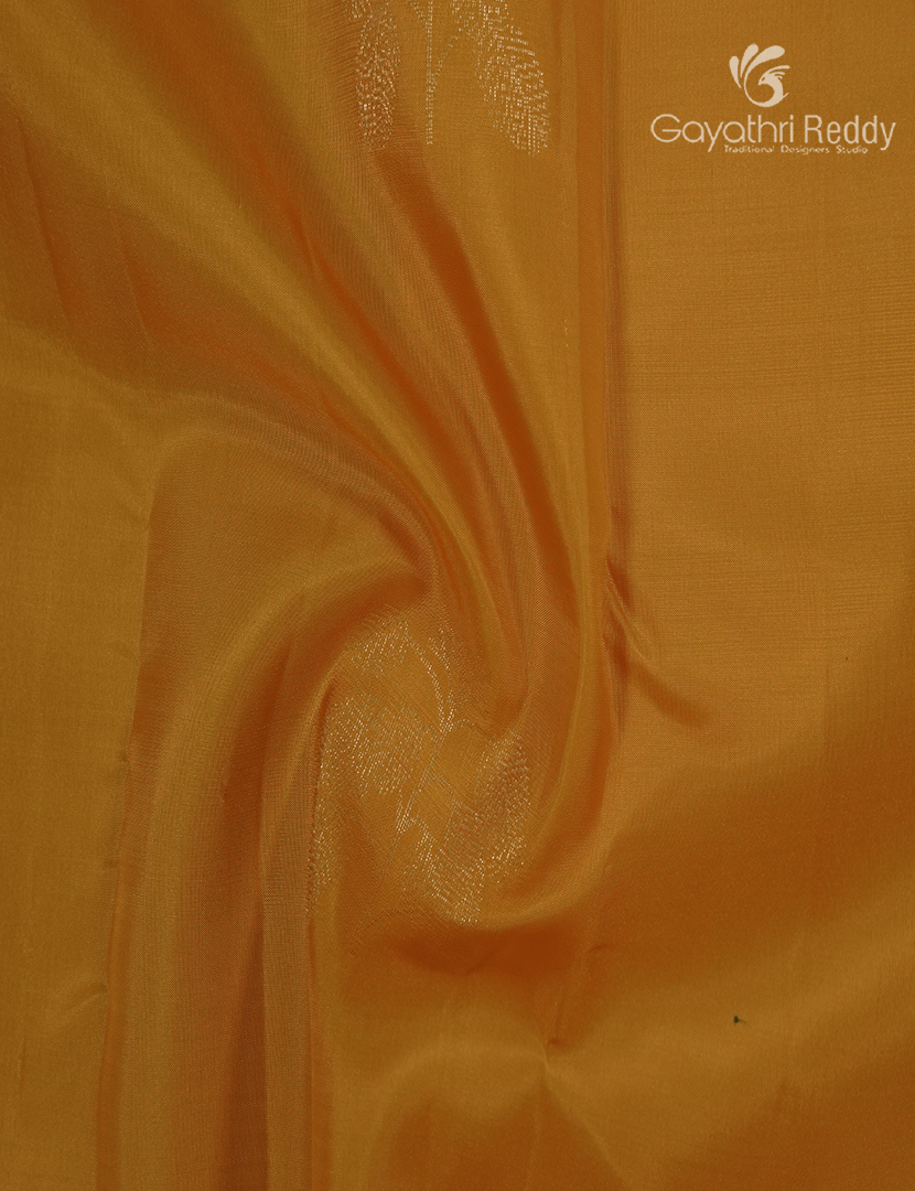 Pure Kanchipuram Silk Saree in Yellow and Mehendi Green ( Small Borders )