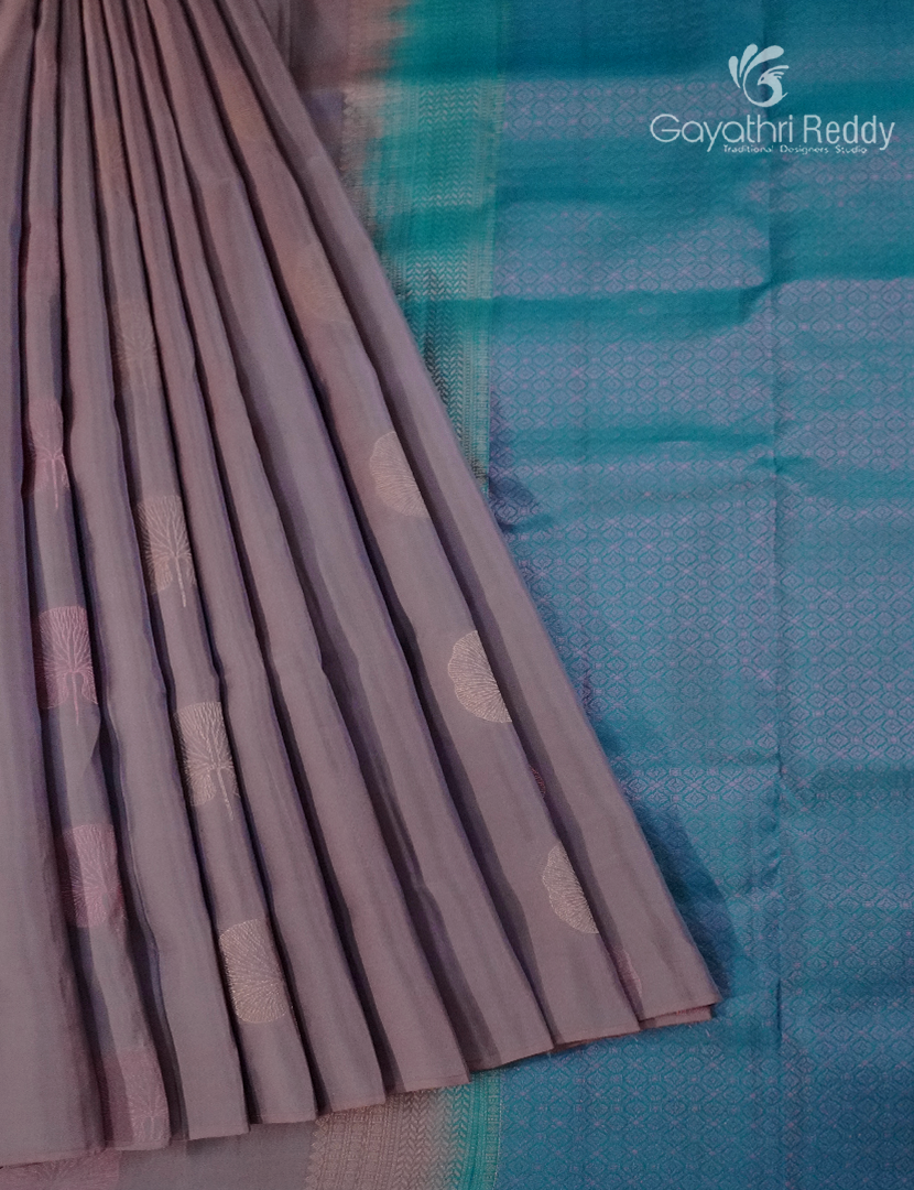 Pure Kanchipuram Silk Saree in Grey ( Butta Style )