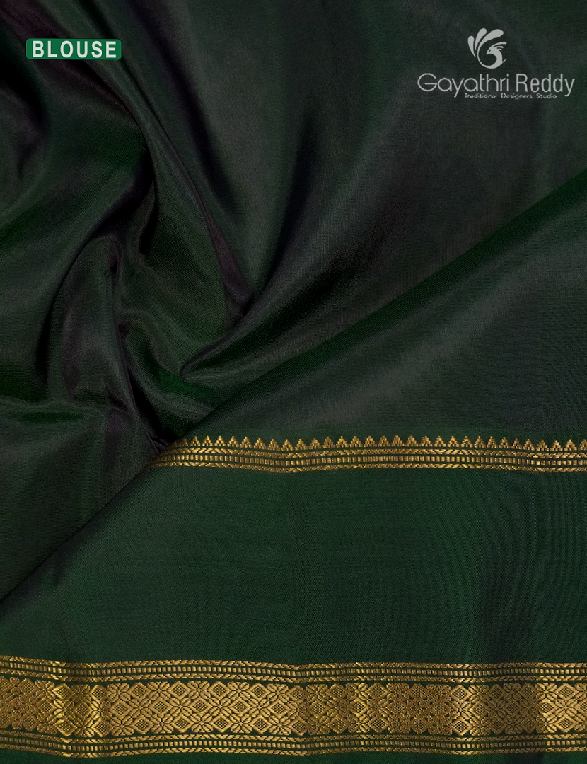Pure Kanchipuram Light Weight Silk Saree in Onion Pink and Bottle Green