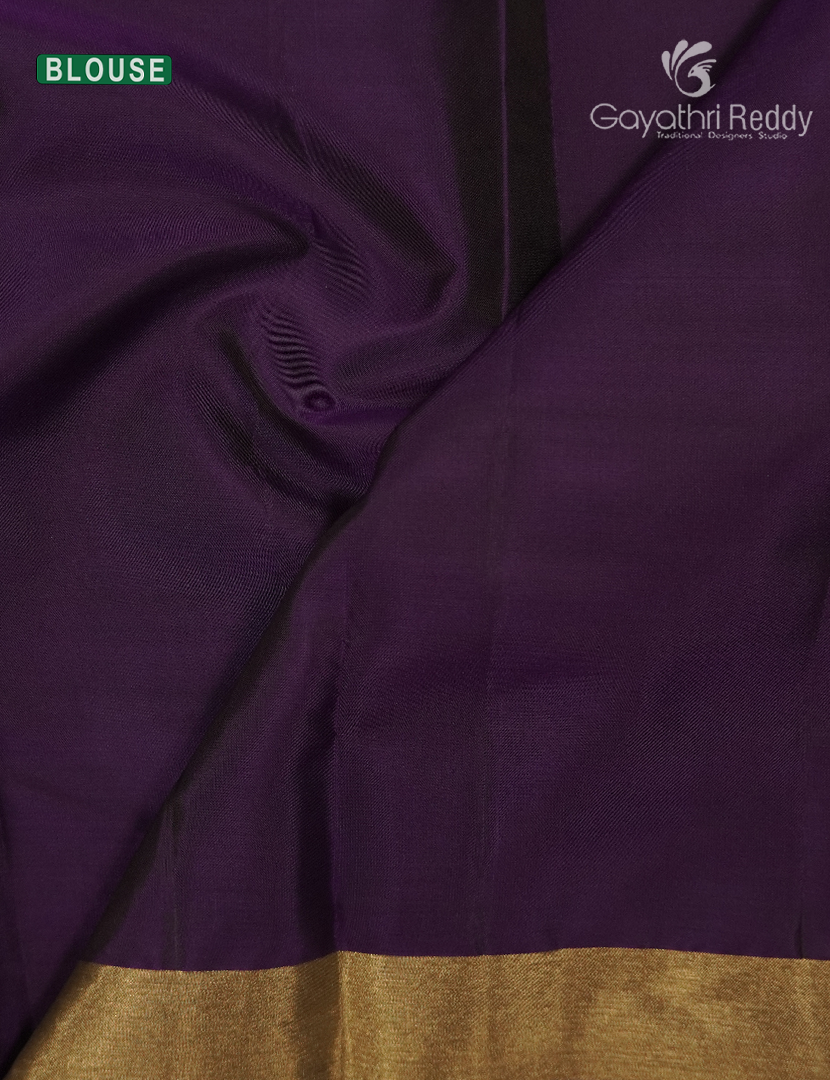 Pure Kanchipuram Silk Saree in Green and Deep Purple ( Small Borders )
