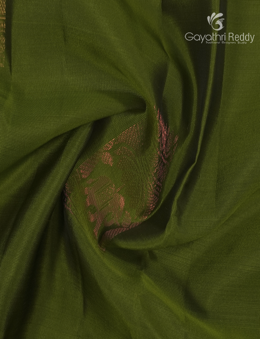 Pure Kanchipuram Silk Saree in Green and Deep Purple ( Small Borders )