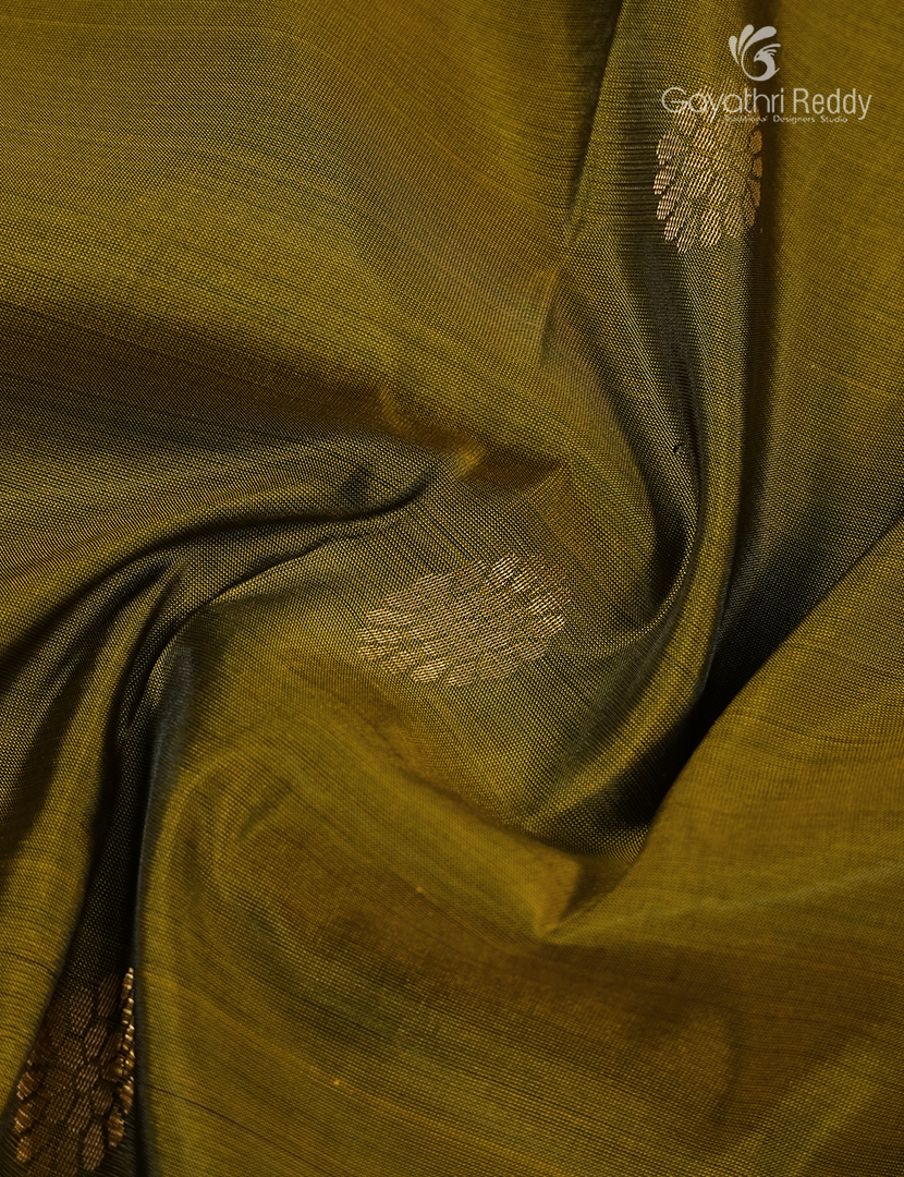 Pure Kanchipuram Silk Saree in Dry Mehendi and Deep Violet