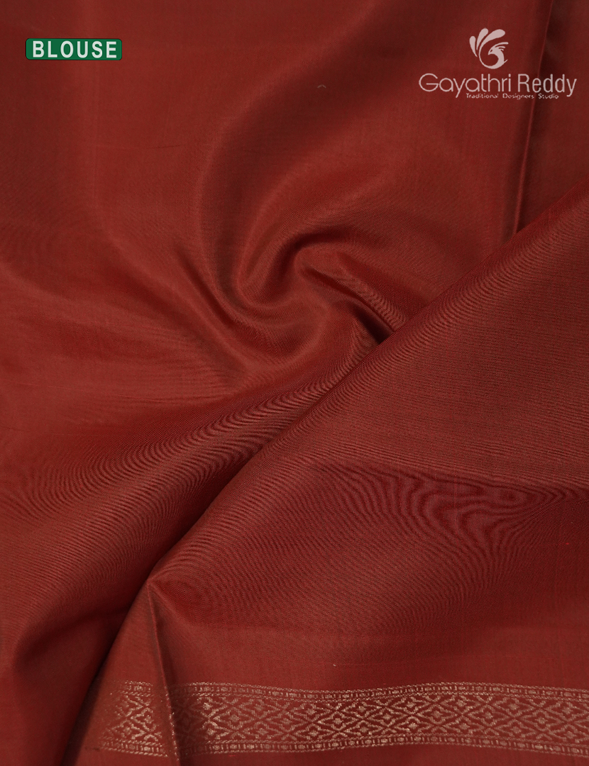 Pure Kanchipuram Light Weight Silk Saree in Magenta and Maroon
