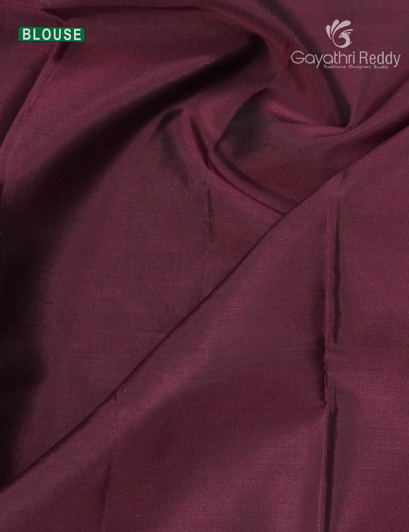 Pure Kanchipuram Silk Saree in Bottle Green ( Butta Style )