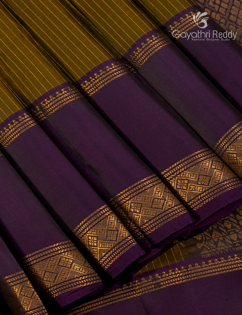 Pure Kanchipuram Light Weight Silk Saree in Mehendi Green and Deep Purple