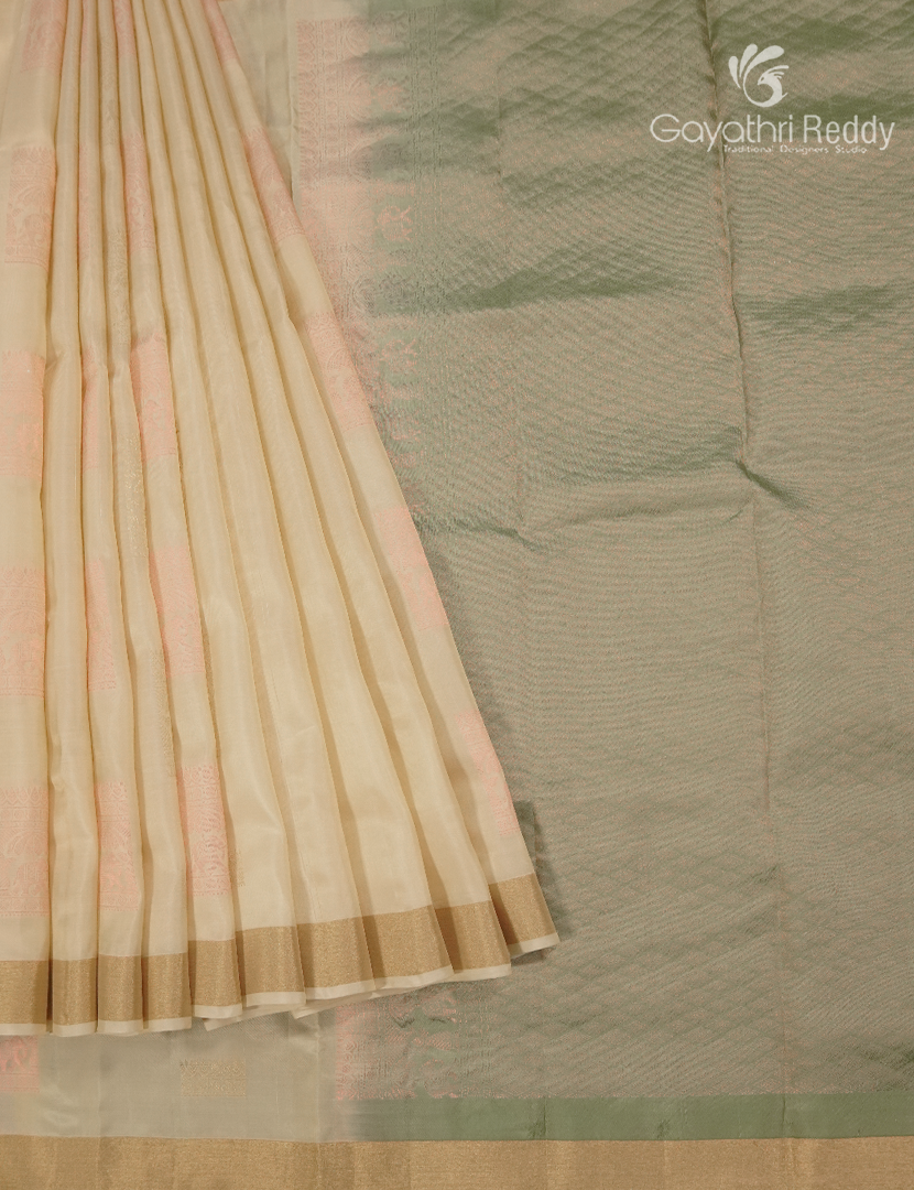 Pure Kanchipuram Silk Saree in Cream and Pista Green ( Small Borders )