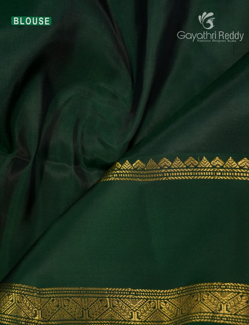 Pure Kanchipuram Light Weight Silk Saree in Deep Mustard and Bottle Green