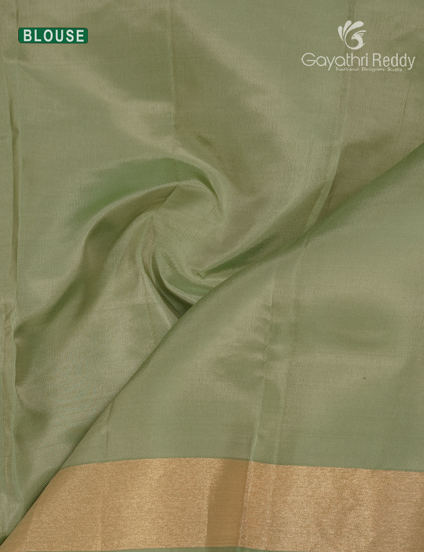 Pure Kanchipuram Silk Saree in Cream and Pista Green ( Small Borders )