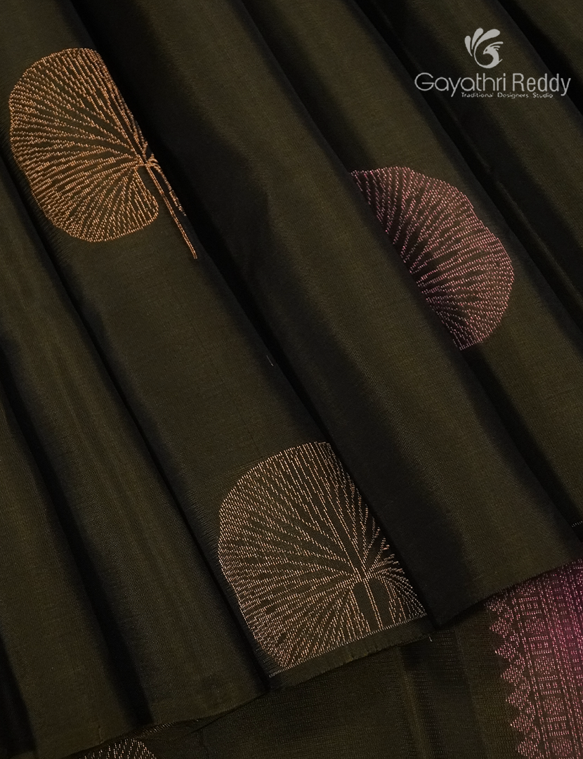 Pure Kanchipuram Silk Saree in Deep Olive Green ( Butta Style )
