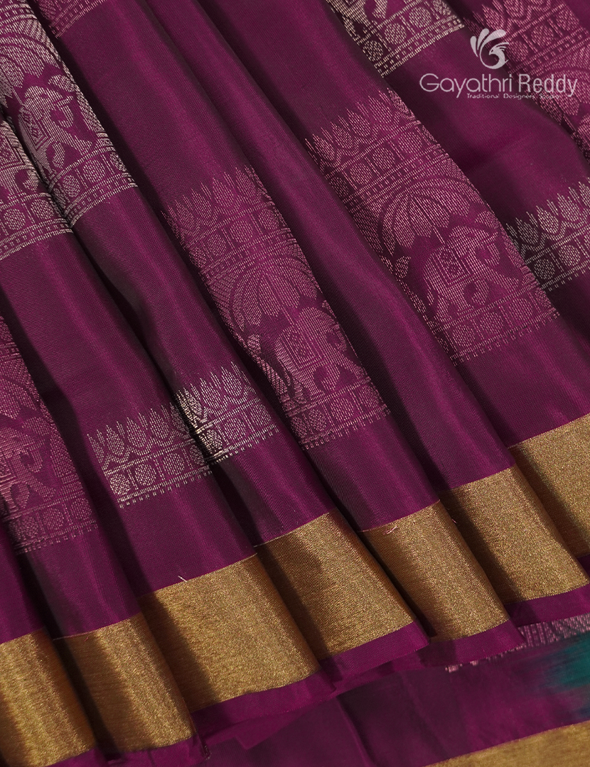 Pure Kanchipuram Silk Saree in Deep Magenta and Rama Green ( Small Borders )