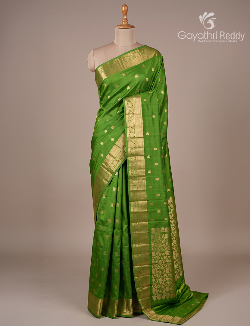 Pure Kanchipuram Silk Saree in Mehendi Green (Medium Borders )