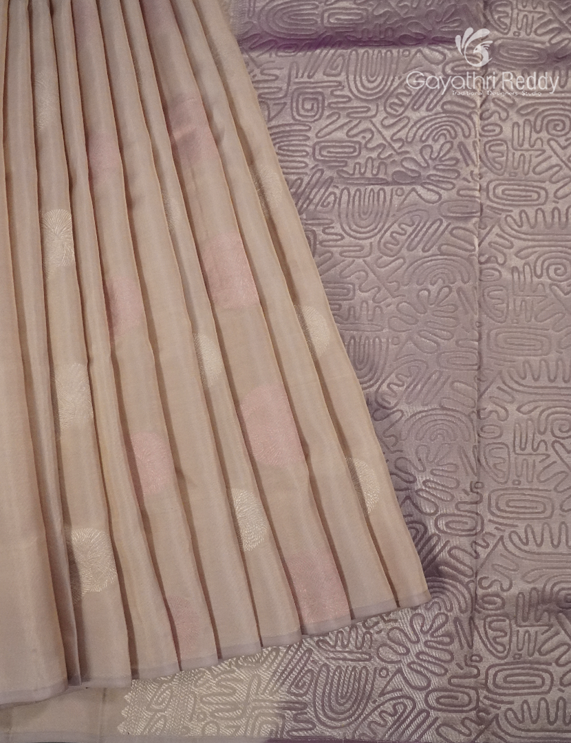 Pure Kanchipuram Silk Saree in Ivory( Butta Style )