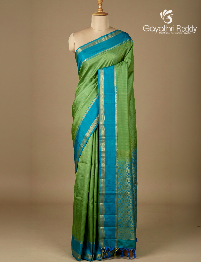 Pure Kanchipuram Light Weight Silk Saree in Parrot Green and Teal Blue