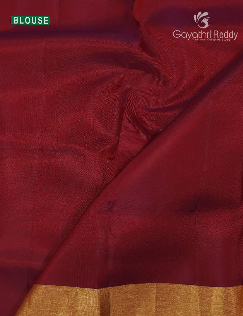 Pure Kanchipuram Silk Saree in Orange and Deep Red ( Small Borders )