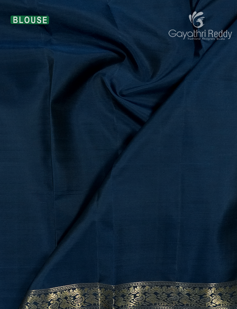 Pure Kanchipuram Silk Saree in Deep Peacock Green (Small Borders )