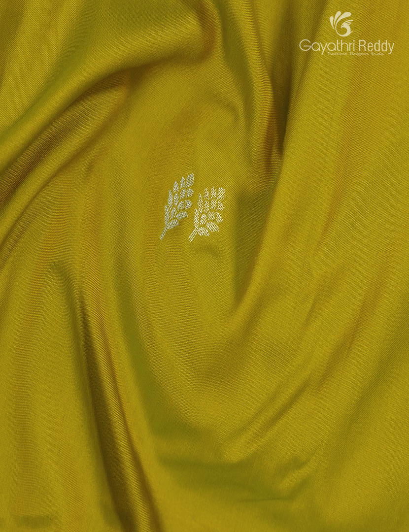 Semi Kanchipuran Silk Saree in Dry Mehendi and Parrot Green