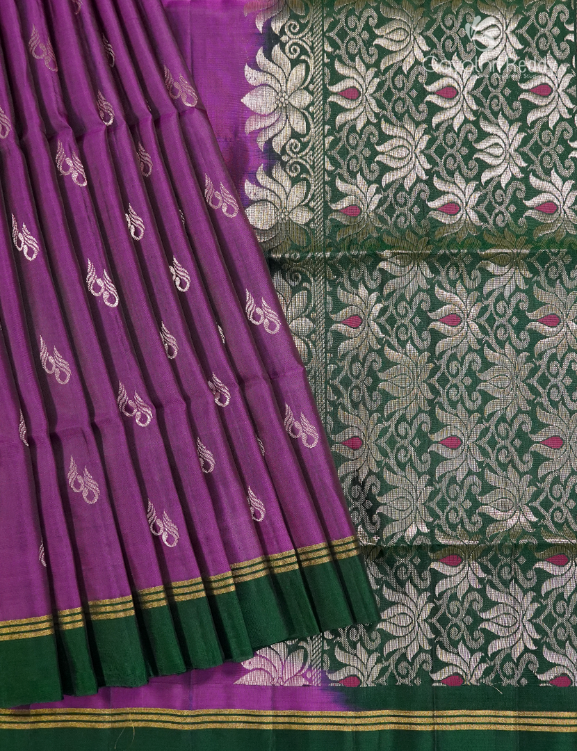Light weight Kanchipuram Silk Saree in Magenta and Bottle Green