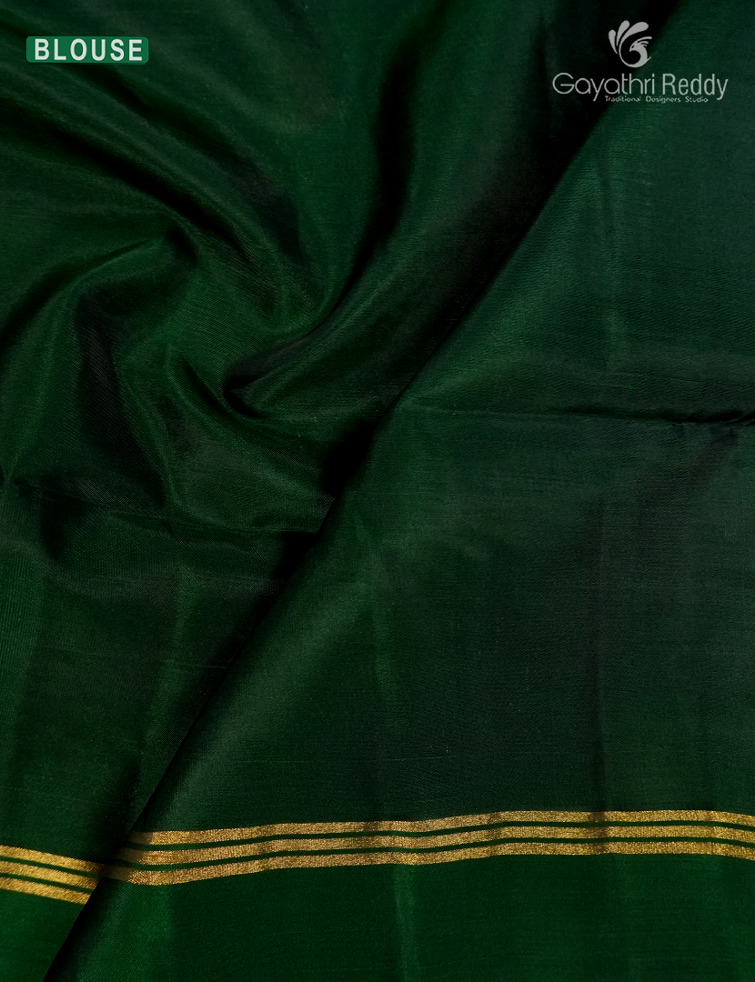 Light weight Kanchipuram Silk Saree in Magenta and Bottle Green