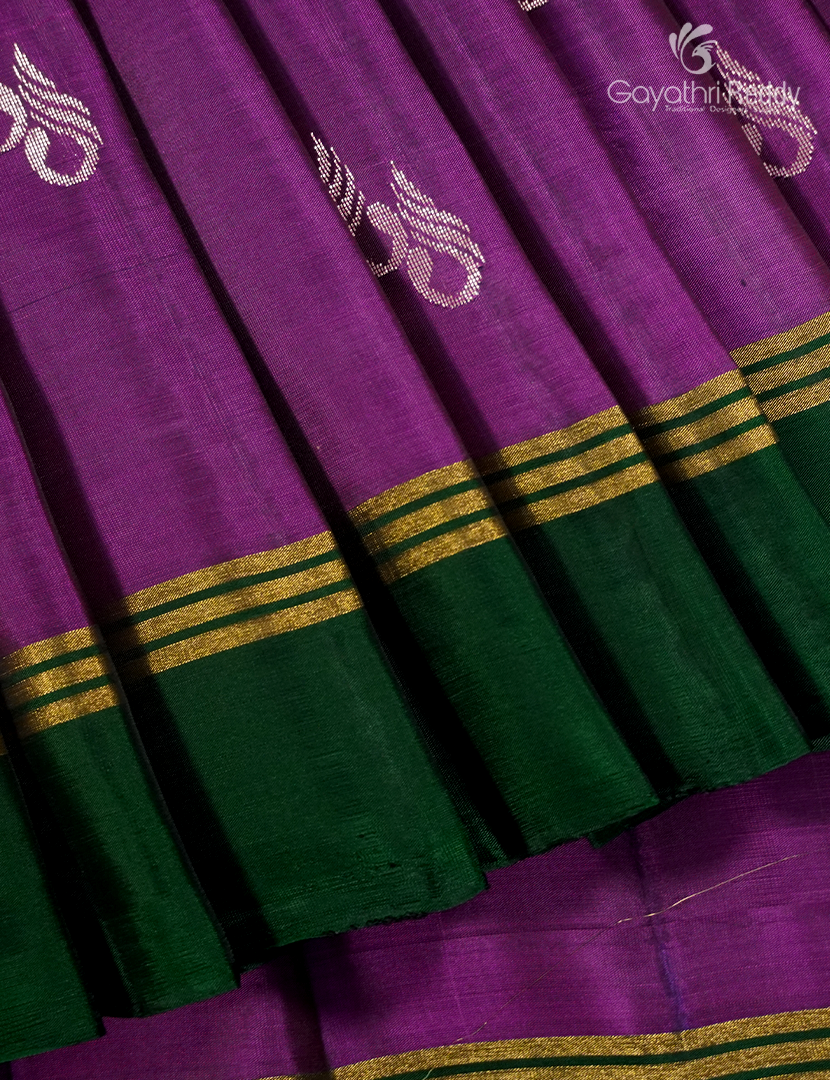 Light weight Kanchipuram Silk Saree in Magenta and Bottle Green
