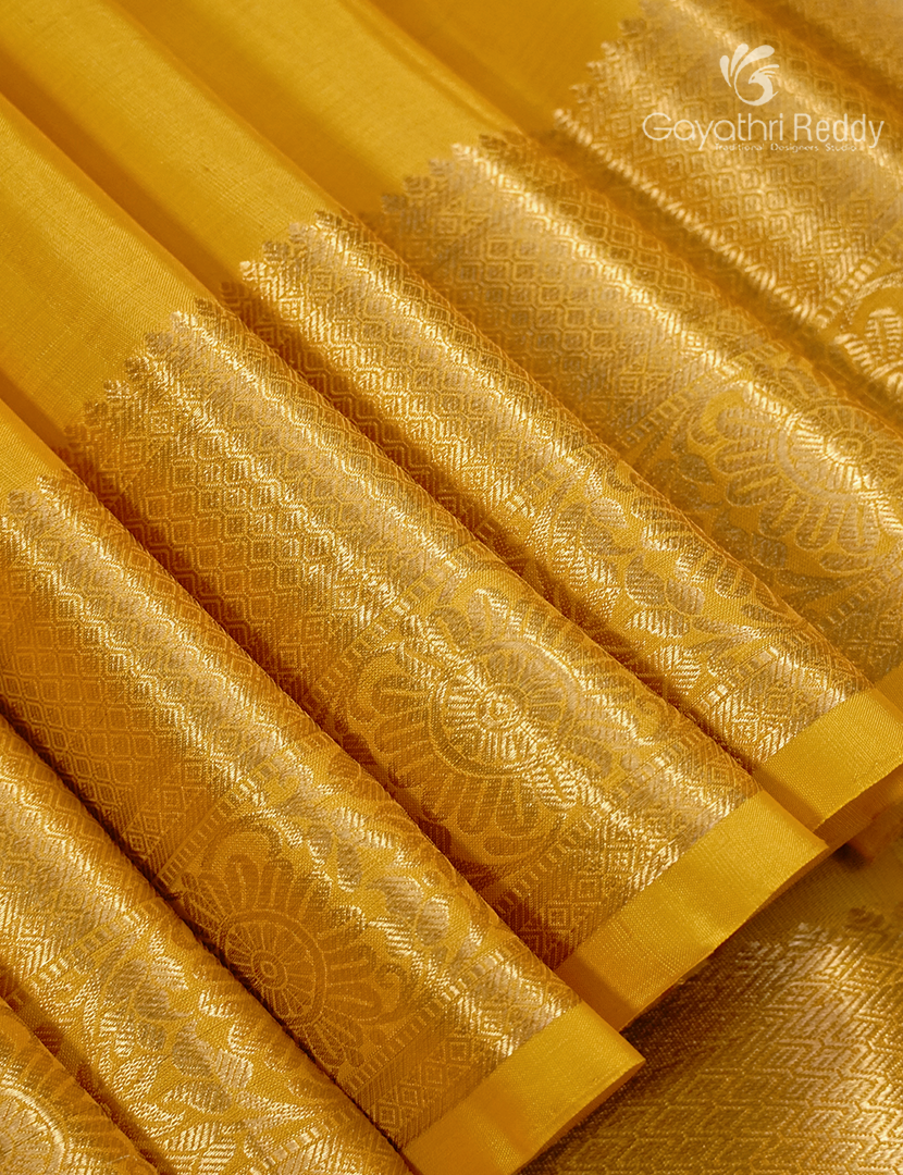 Pure Kanchipuram Silk Saree in Yellow (Medium Borders )