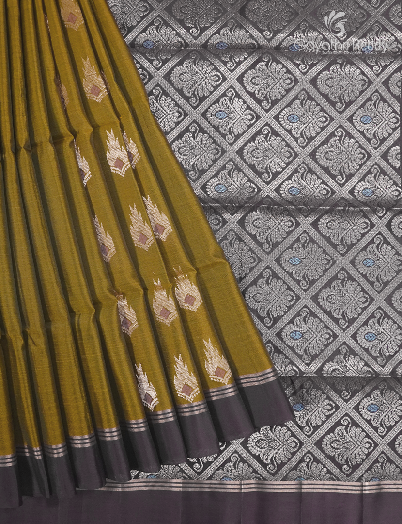 Light weight Kanchipuram Silk Saree in Mehendi Green and Deep Snuff