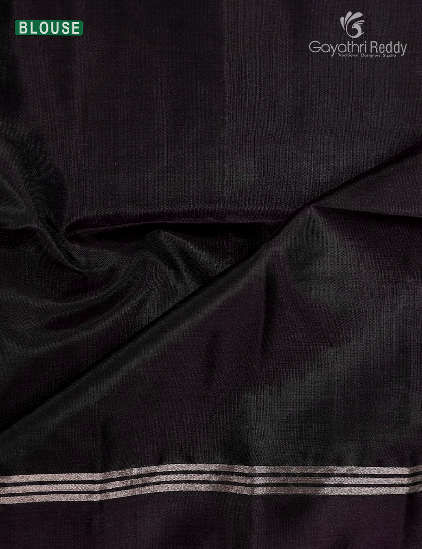 Light weight Kanchipuram Silk Saree in Mehendi Green and Deep Snuff