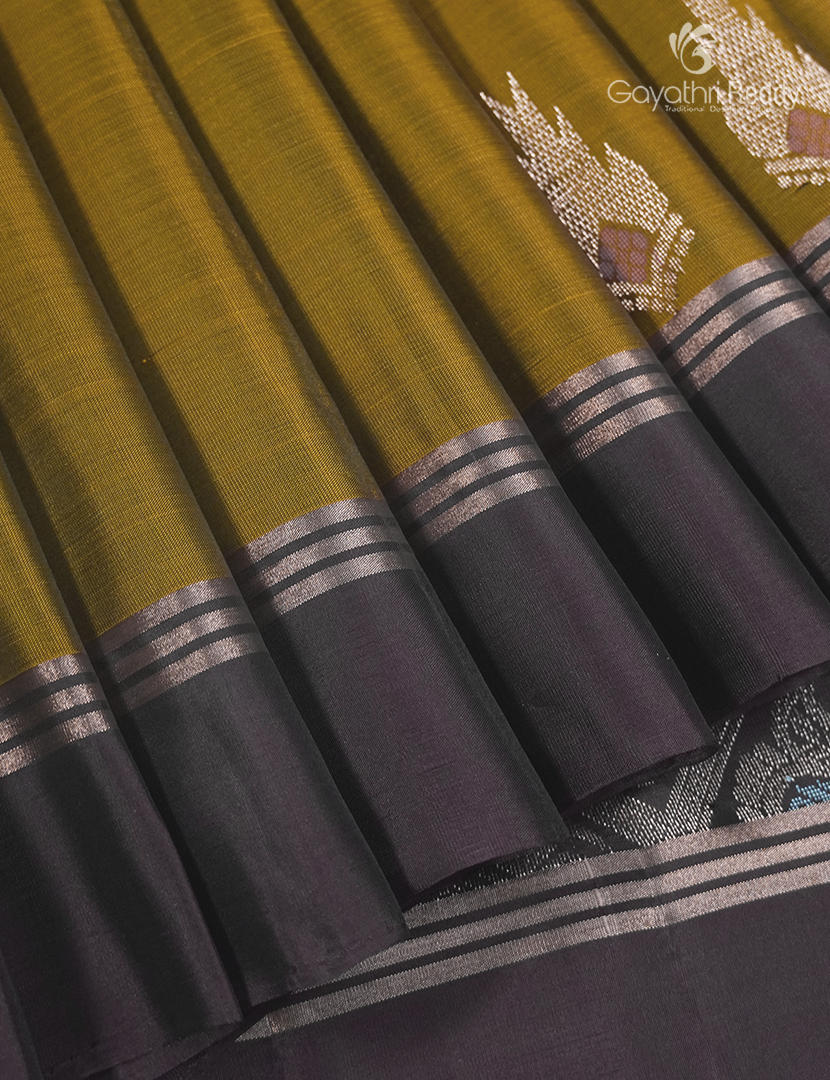 Light weight Kanchipuram Silk Saree in Mehendi Green and Deep Snuff