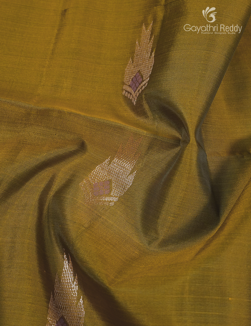 Light weight Kanchipuram Silk Saree in Mehendi Green and Deep Snuff