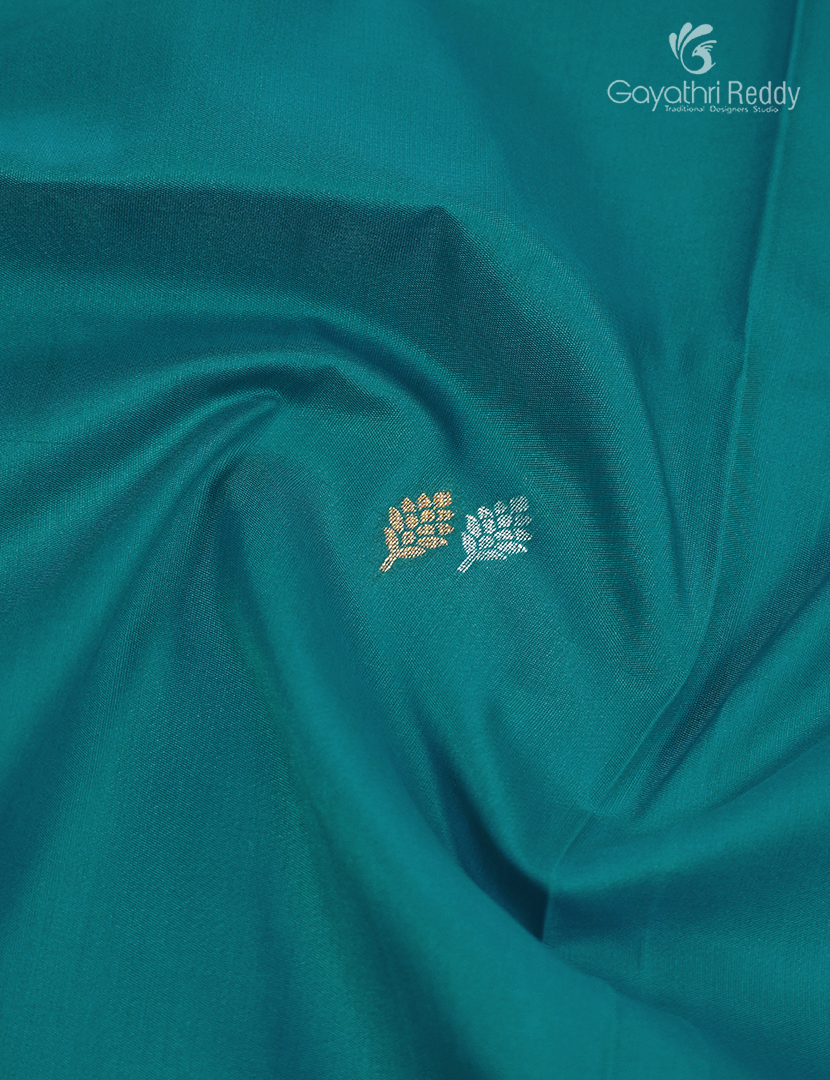 Semi Kanchipuran Silk Saree in Deep Rama Green and  Magenta