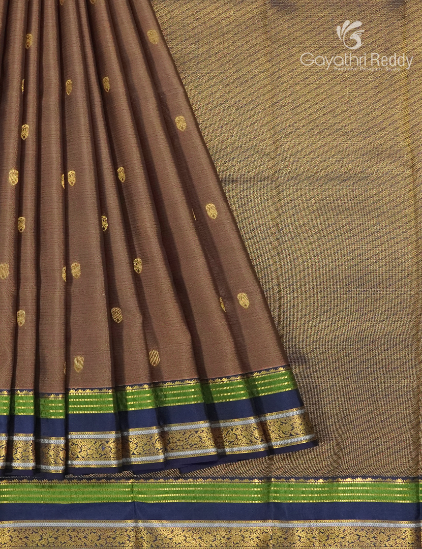 Pure Kanchipuram Silk Vintage Saree in Dual Tone of Dusty Brown and Black
