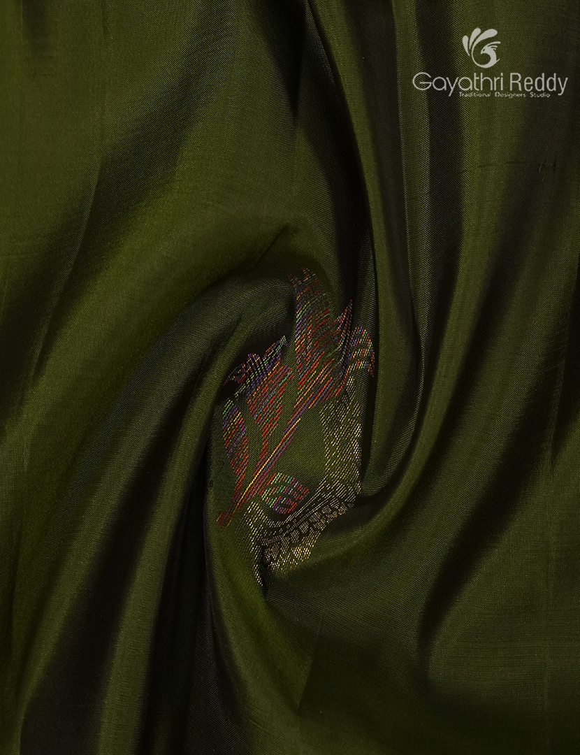 Pure Kanchipuram Soft Silk Saree in Deep Mehendi Green and Deep Violet