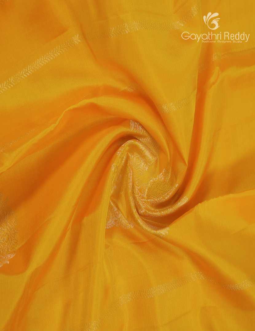 Pure Kanchipuram Silk  Saree in Yellow and Green ( Butta Pattern )