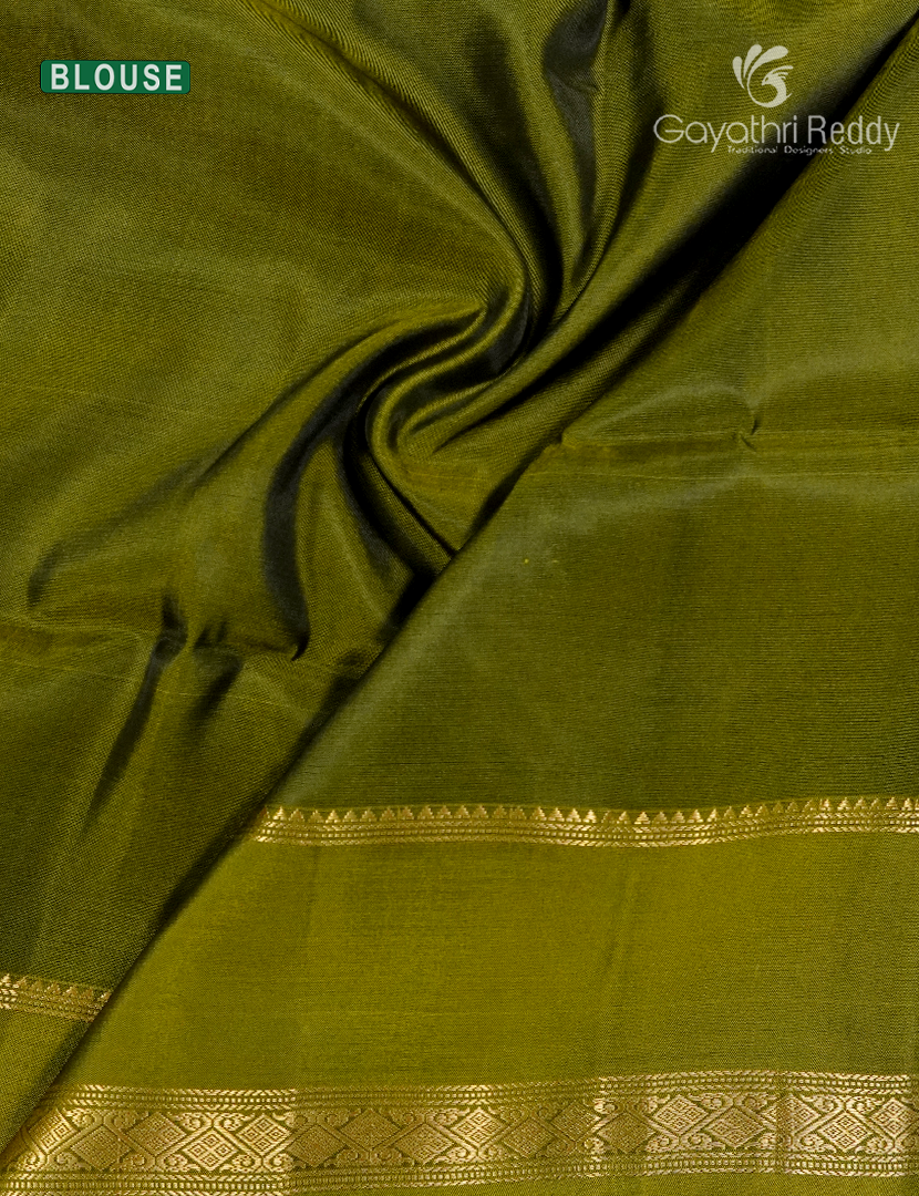 Pure Kanchipuram Silk Saree in Deep Maroon and Mehendi Green (Light Weight)