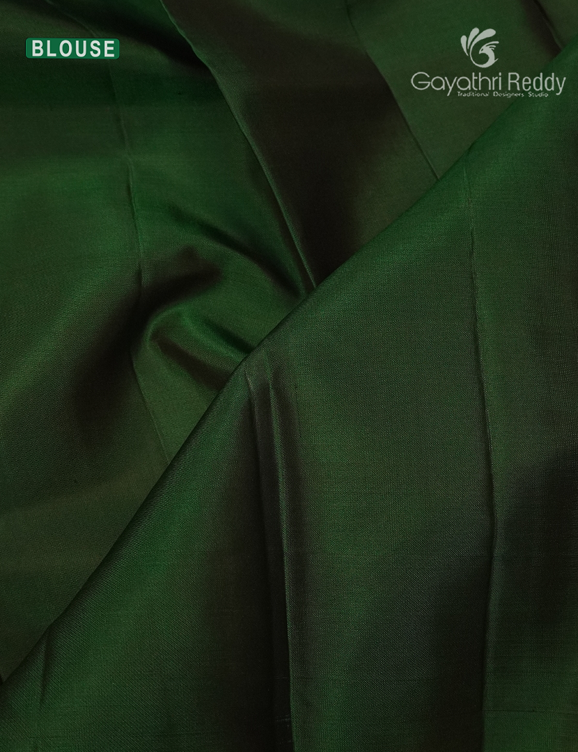 Pure Kanchipuram Silk Saree in Peach Pink and Deep Green ( Butta Pattern )