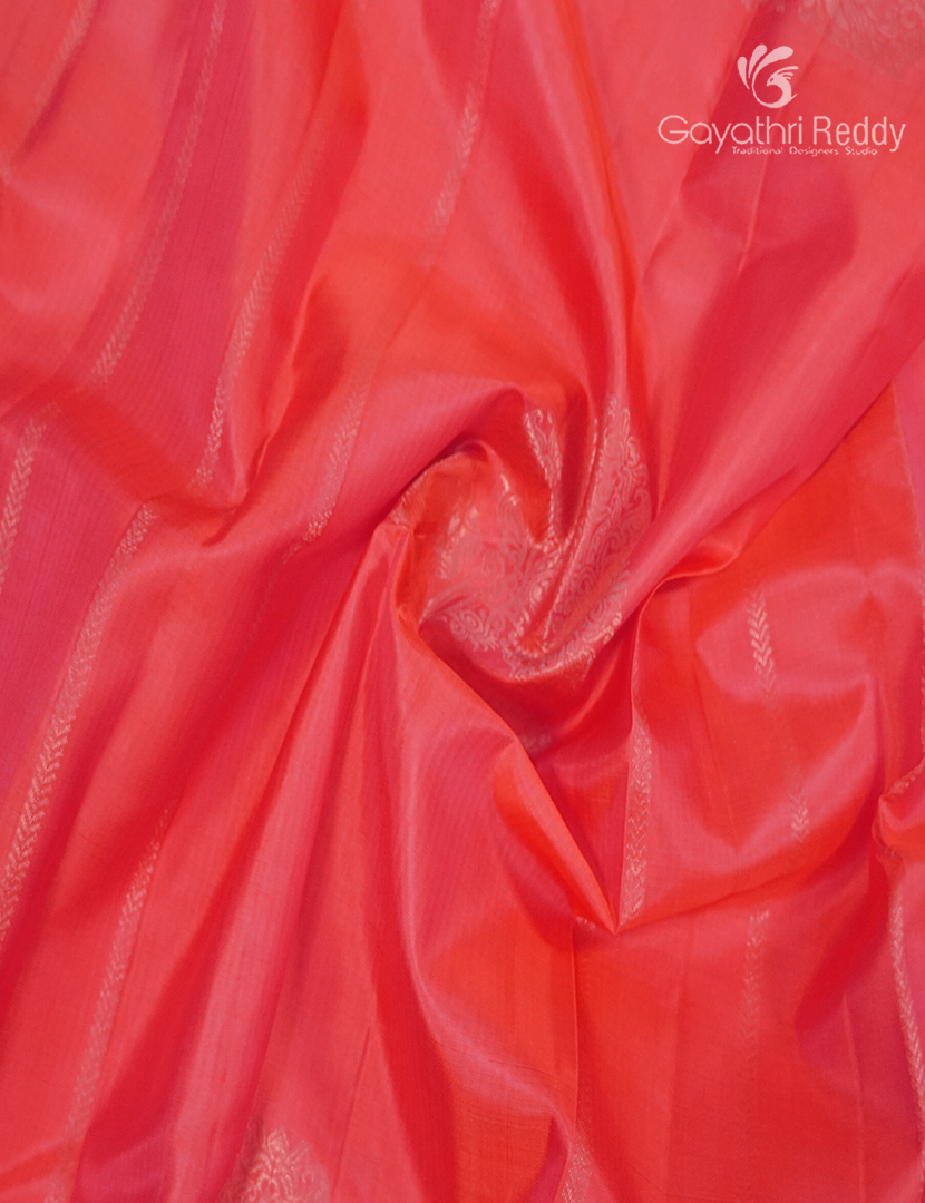 Pure Kanchipuram Silk Saree in Peach Pink and Deep Green ( Butta Pattern )