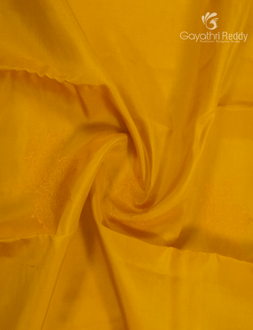 Pure Kanchipuram Silk  Saree in Golden Yellow ( Butta Style )