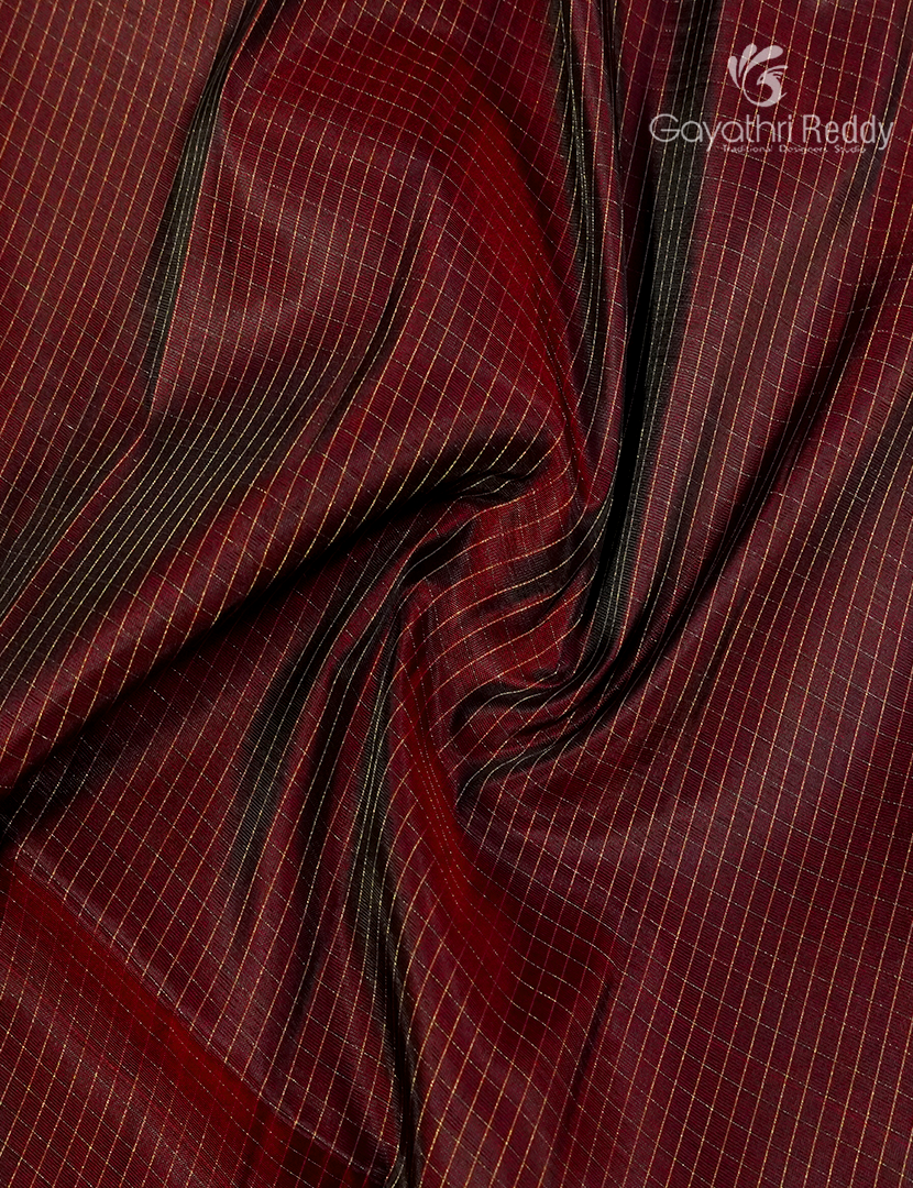 Pure Kanchipuram Silk Saree in Deep Maroon and Mehendi Green (Light Weight)