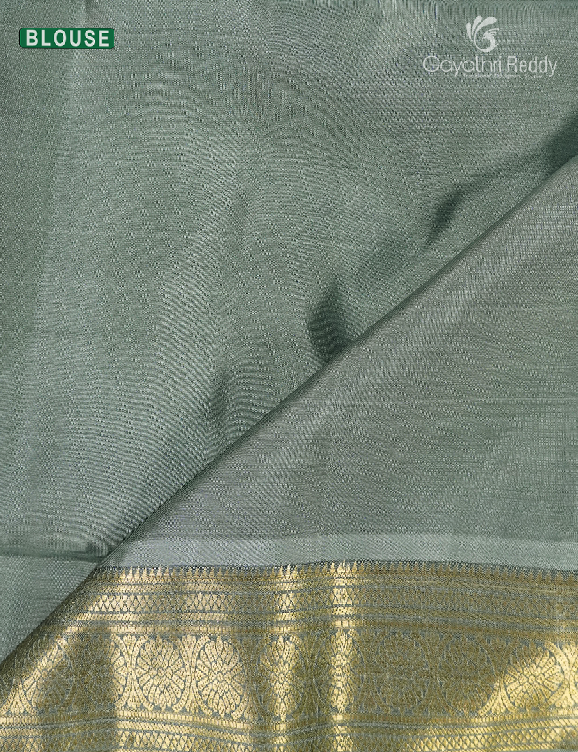 Light weight Kanchipuram Silk Saree in Bottle Green  and Pista Green