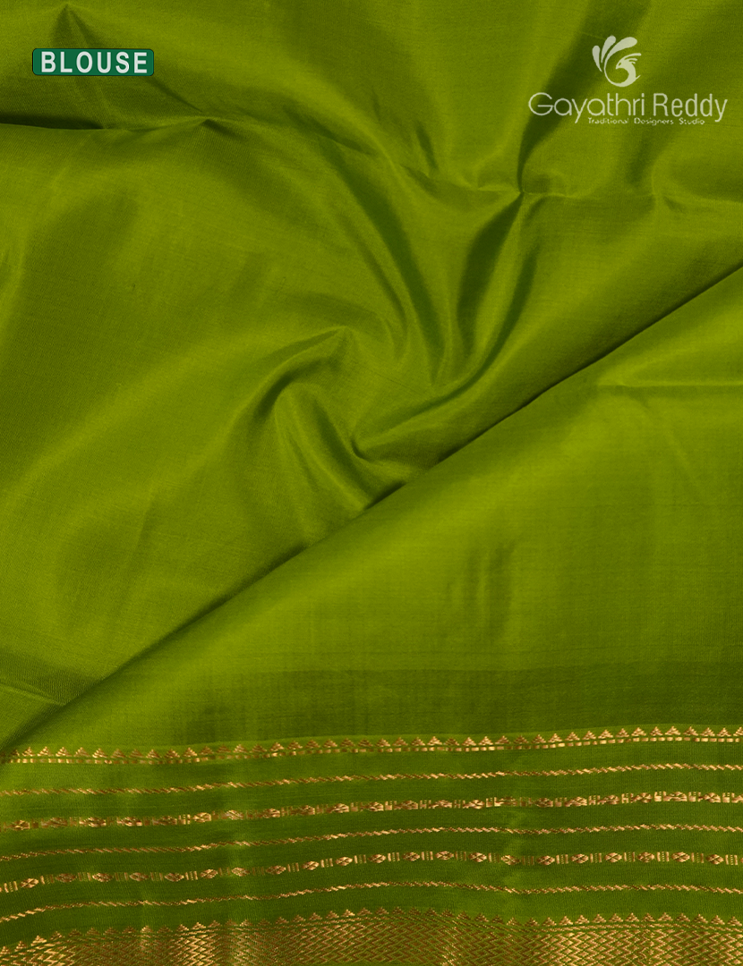 Pure Kanchipuram Vintage Silk Saree in Purple and Parrot Green