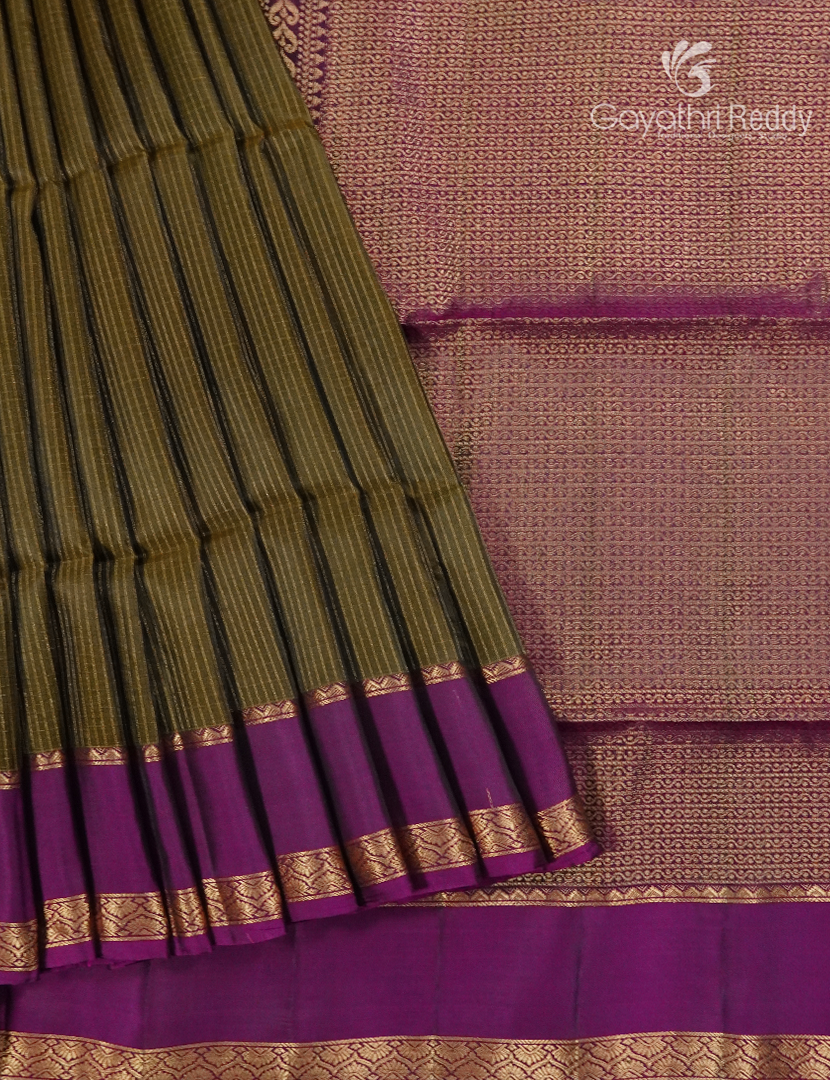 Pure Kanchipuram Silk Saree in Deep Mehendi Green and Magenta   (Light Weight)-KP8791