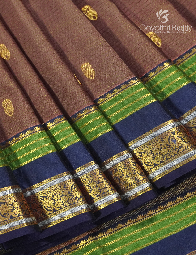 Pure Kanchipuram Silk Vintage Saree in Dual Tone of Dusty Brown and Black