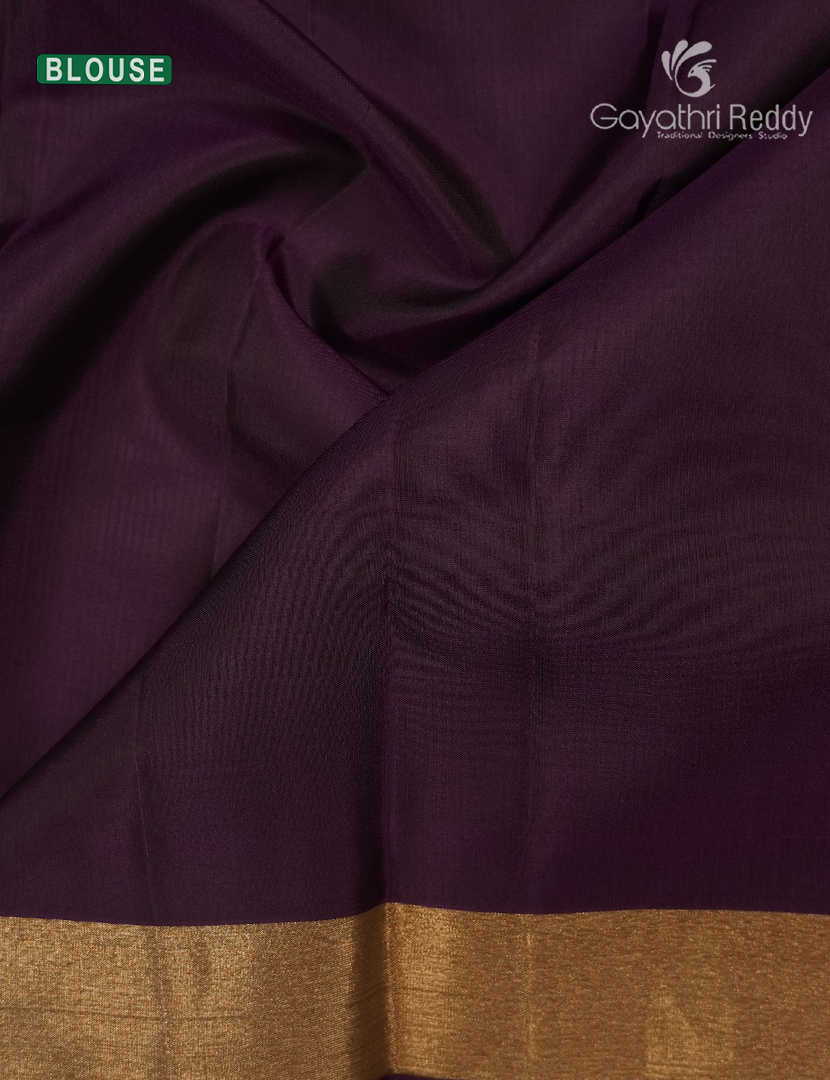 Pure Kanchipuram Silk Saree in Olive Green ( Small Borders )