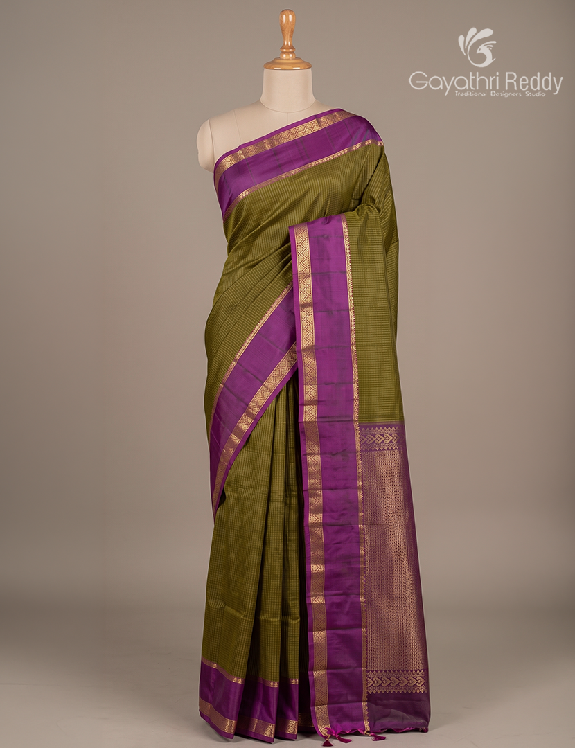 Pure Kanchipuram Silk Saree in Deep Mehendi Green and Magenta   (Light Weight)-KP8791