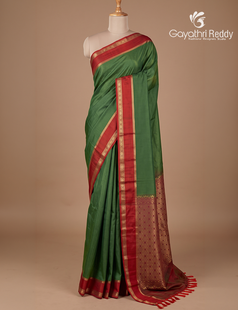 Pure  Kanchipuram Light Weight Silk Saree in Emerald Green and Deep Red