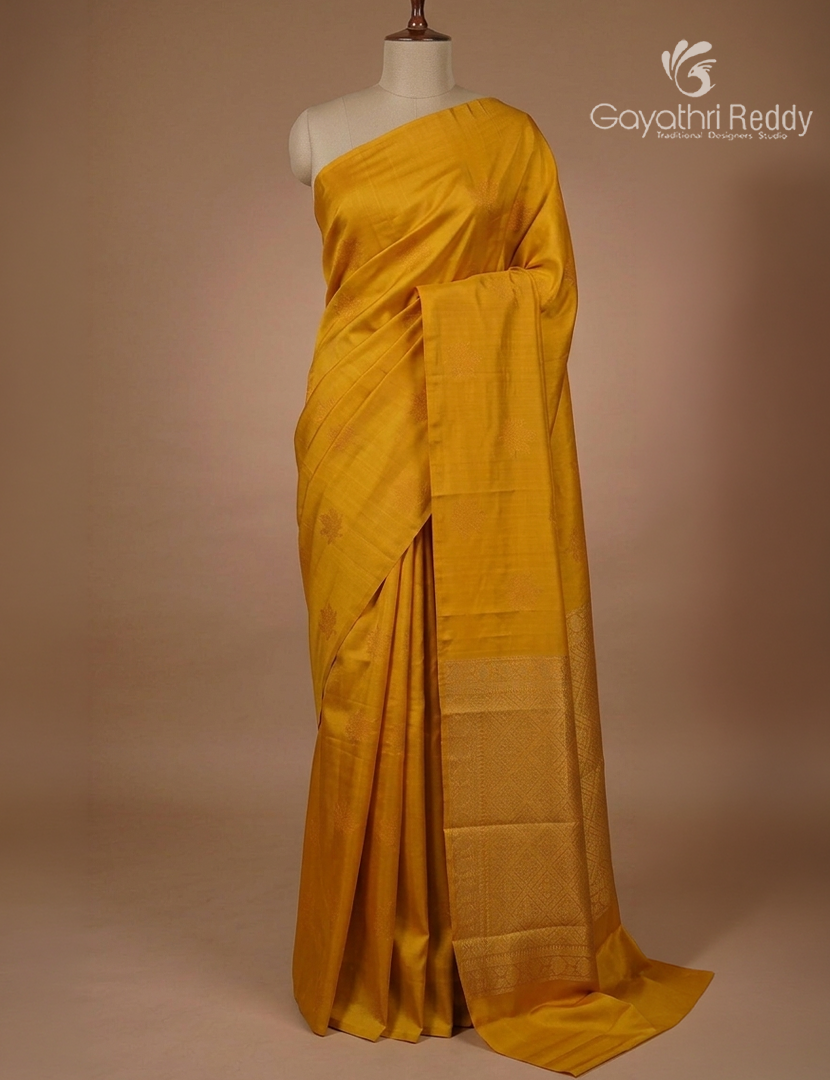 Pure Kanchipuram Silk  Saree in Golden Yellow ( Butta Style )