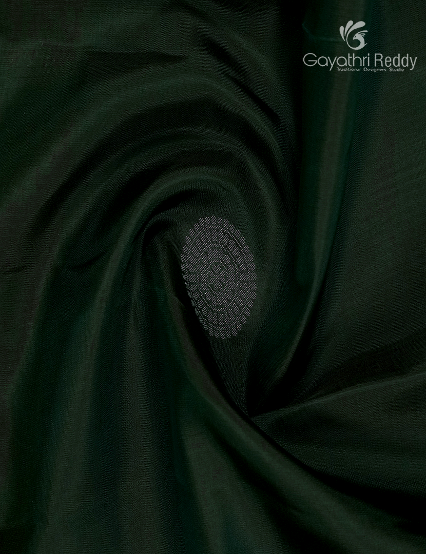 Pure Kanchipuram Silk Saree in Bottle Green ( Small Borders )