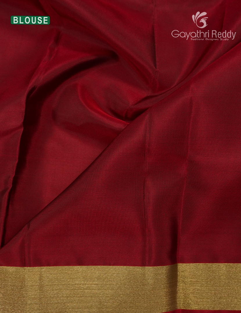 Pure Kanchipuram Silk Saree in Green ( Small Borders )