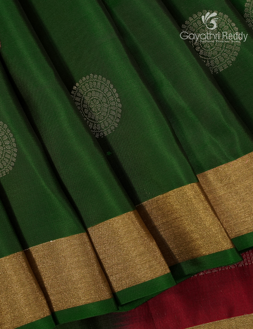 Pure Kanchipuram Silk Saree in Green ( Small Borders )