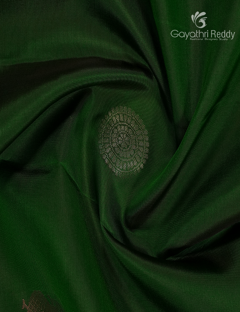 Pure Kanchipuram Silk Saree in Green ( Small Borders )