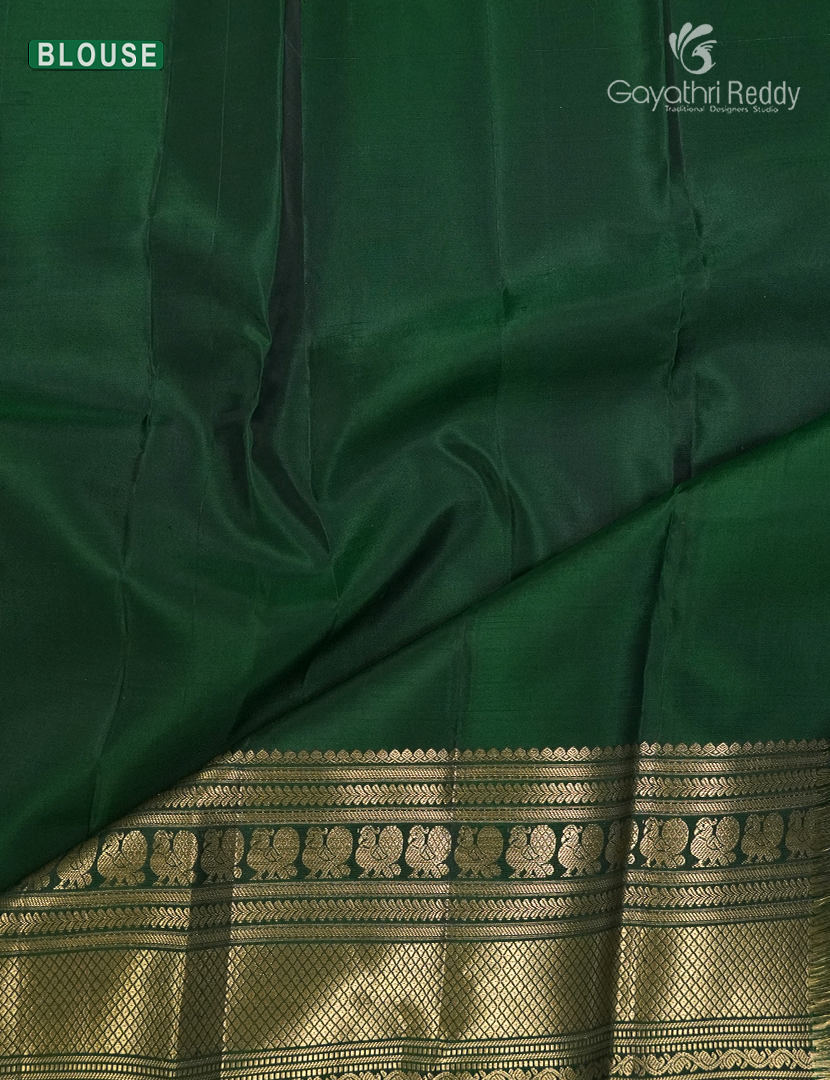 Pure Kanchipuram Vintage Saree ( Medium Border ) Deep Bottle Green